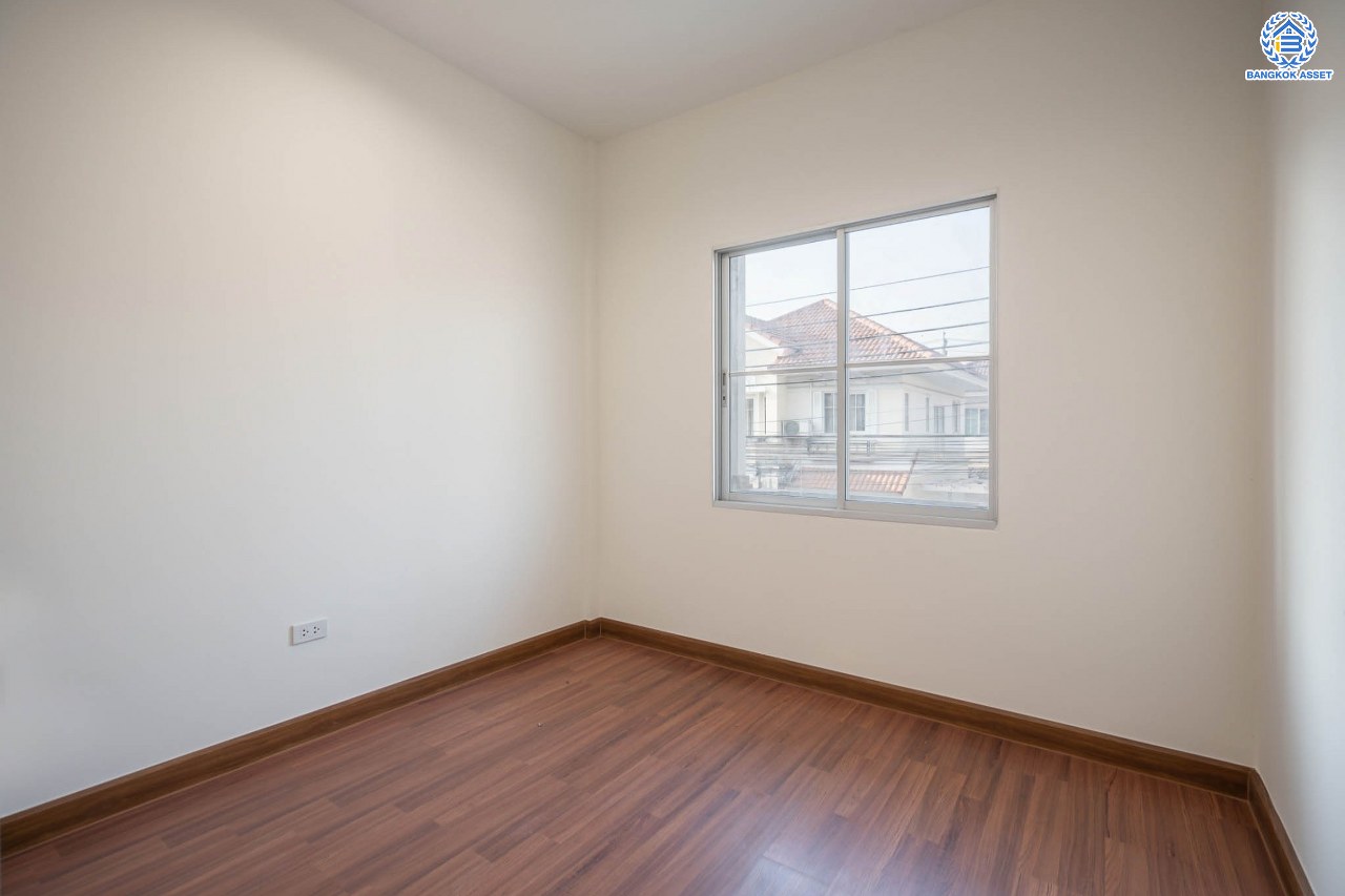 บ้านมือสองตกแต่งใหม่ แบรนด์ Property Perfect ม.เดอะวิลล่า ราชพฤกษ์-ท่าอิฐ ทาวน์เฮ้าส์ เนื้อที่ 18 ตร.ว. ฟังก์ชัน 3 ห้องนอน 2 ห้องน้ำ 1 ที่จอดรถ บนทำเลเชื่อมต่อทั้งถนนรัตนาธิเบศร์ และถนนราชพฤกษ์ และเพียง 10 นาทีถึงรถไฟฟ้า "สถานีบางรักน้อยท่าอิฐ"